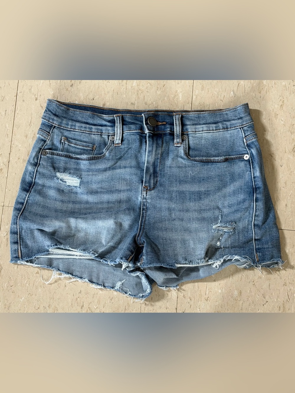 BLANKNYC The Essex Classic Cut-Off Shorts Size 26 Distressed Medium Wash Denim